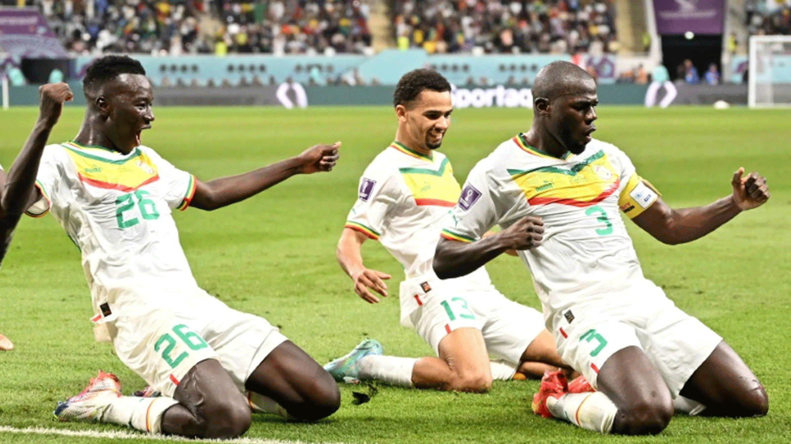 لاعبو المنتخب السنغالي يحتفلون بافتتاح التسجيل في مرمى الاكوادور (2-1) في الجولة الثالثة الاخيرة من دور المجموعات لمونديال قطر في 29 تشرين الثاني/نوفمبر 2022.