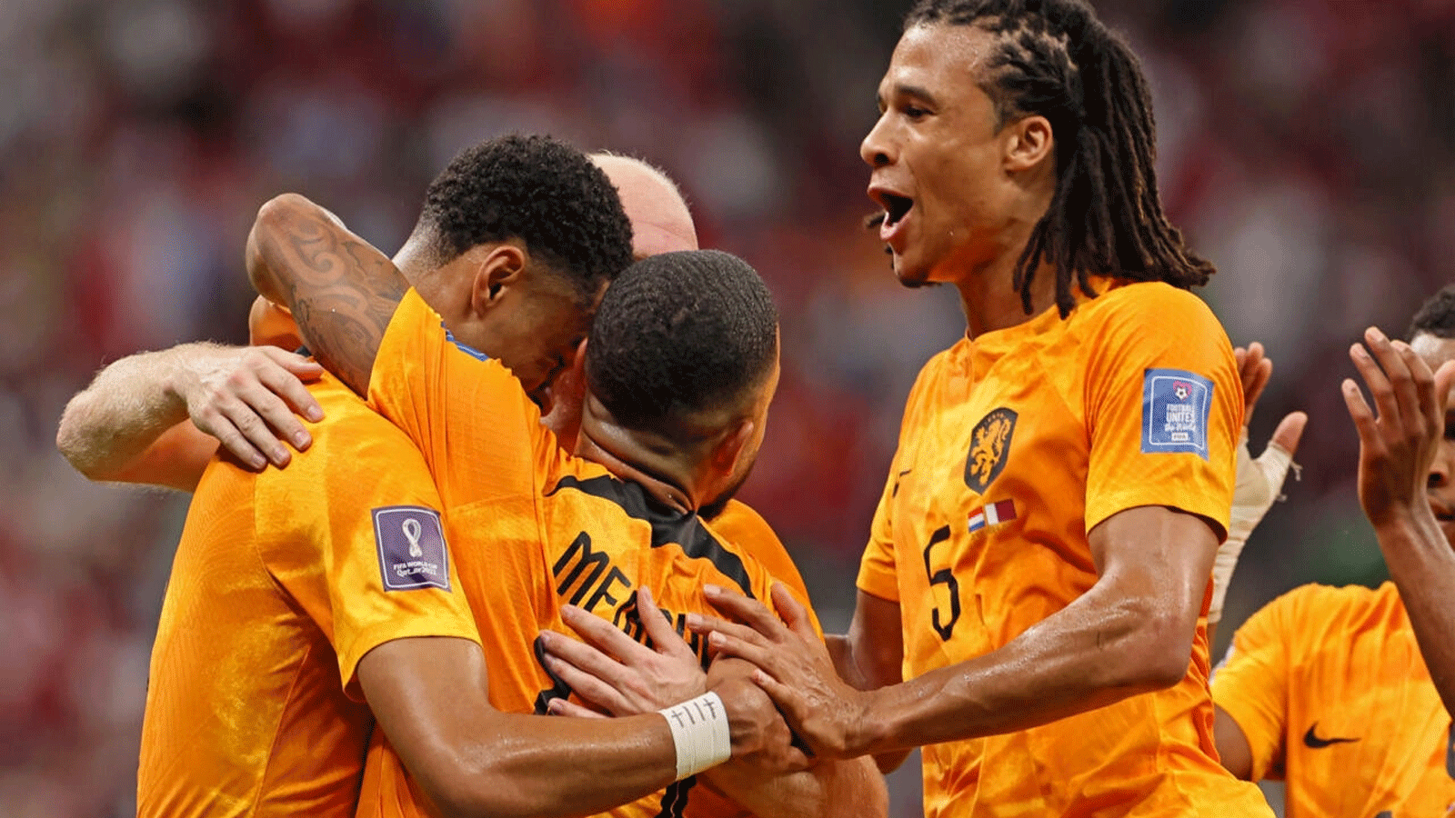 لاعبو هولندا يحتفلون بفوزهم على قطر وتأهلهم الى الدور ثمن النهائي في مونديال 2022