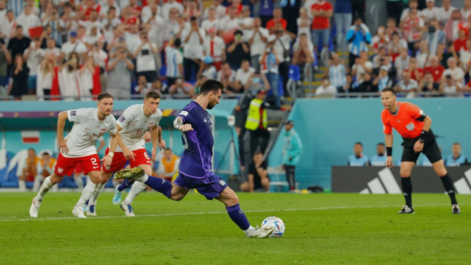 المهاجم الأرجنتيني ليونيل ميسي يسدد ركلة جزاء خلال مباراة قطر 2022 في المجموعة الثالثة لكرة القدم بين بولندا والأرجنتين.