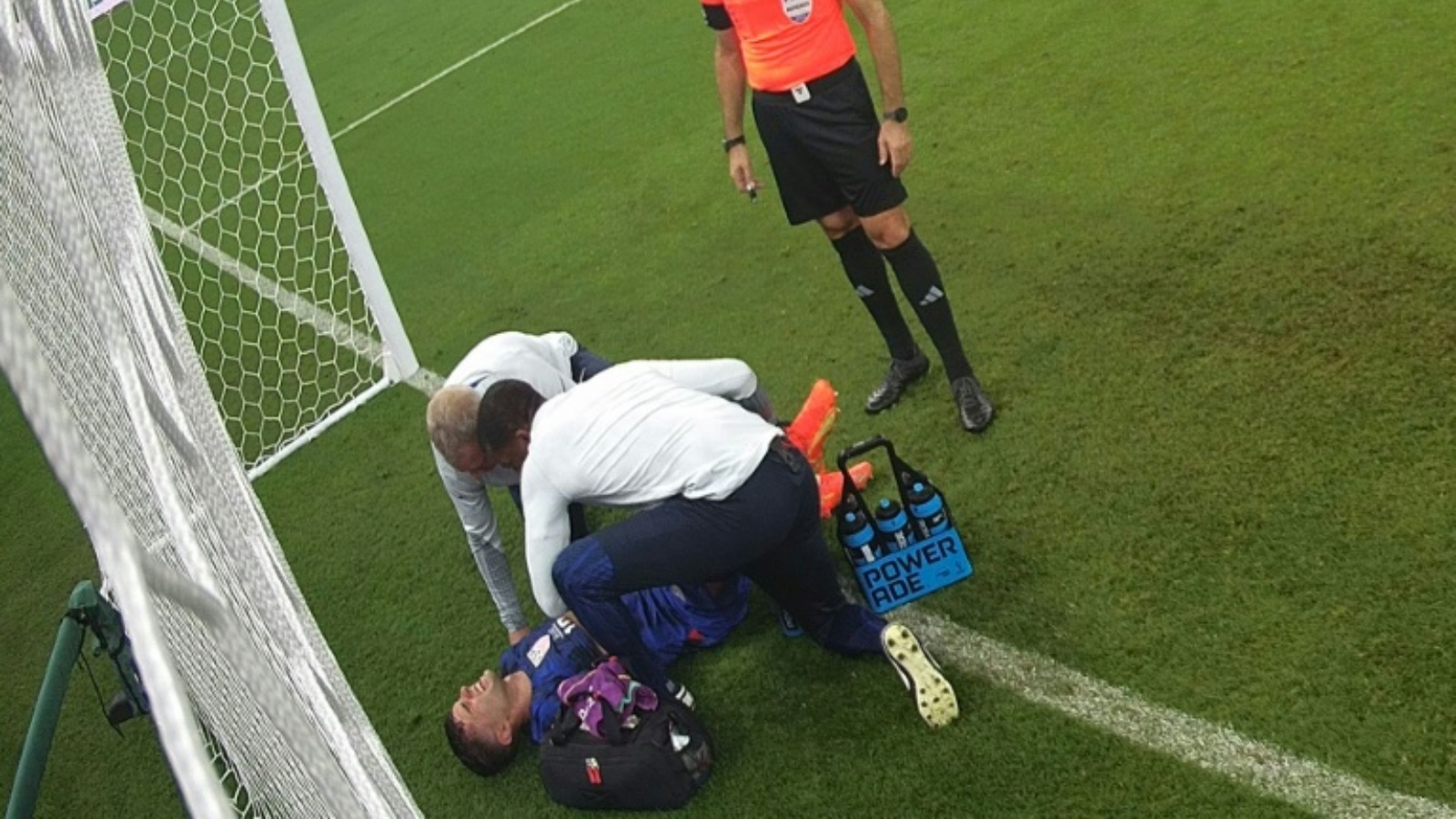 نجم المنتخب الأميركي كريستيان بوليسيك يتلقى العلاج بعد اصابته خلال تسجيله هدف الفوز على ايران في مونديال قطر. الدوحة في 29 نوفمبر 2022