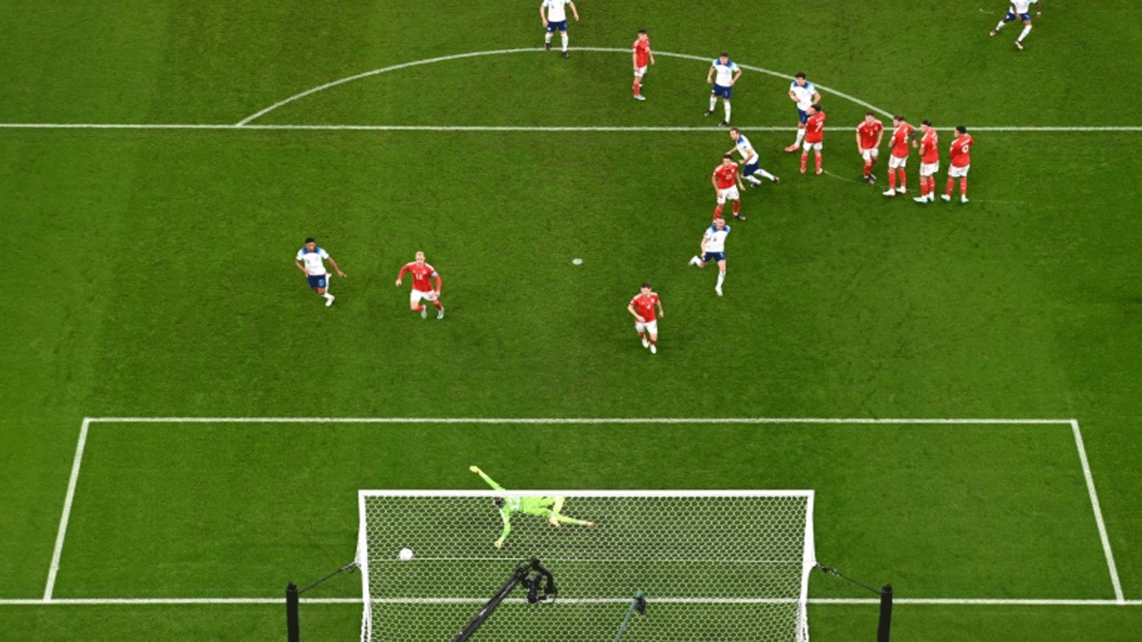 ماركوس راشفورد (اعلى الصورة الى اليمين) يسجل هدف انكلترا الاول في مرمى ويلز في مونديال 2022. 29 تشرين الثاني/نوفمبر 2022