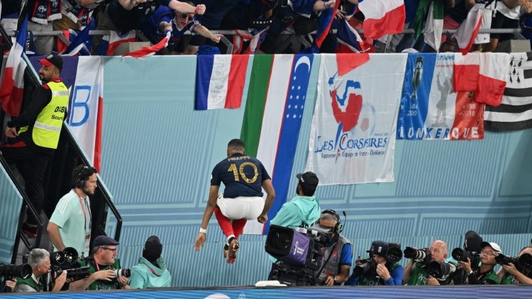 نجم فرنسا كيليان مبابي (رقم 10) يحتفل بتسجيله هدف الفوز لبلاده ضد الدنمارك في مونديال قطر ويبدو العلم الاوزبكي في الصورة. الدوحة في 26 تشرين الثاني/نوفمبر 2022