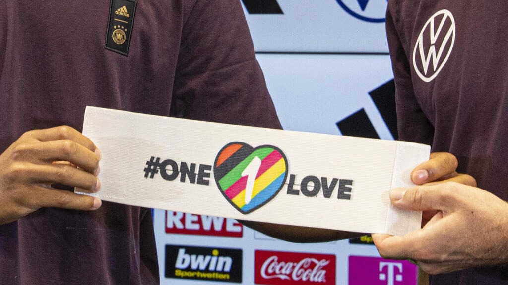 كان قادة سبعة فرق أوروبية في كأس العالم يخططون لارتداء شارات 'OneLove' التي تحمل عنوان قوس قزح ، لكنهم تراجعوا عن موقفهم هذا