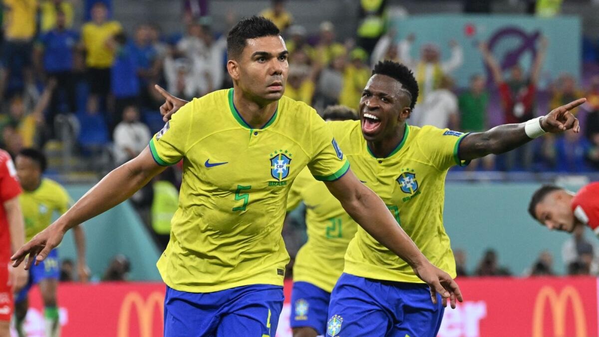لاعب خط الوسط البرازيلي كاسيميرو (يسار) يحتفل مع المهاجم البرازيلي فينيسيوس جونيور بعد أن سجل هدف الفوز لفريقه خلال مباراة قطر 2022 في المجموعة السابعة لكرة القدم بين البرازيل وسويسرا على ملعب 974 بالدوحة في 28 نوفمبر 2022