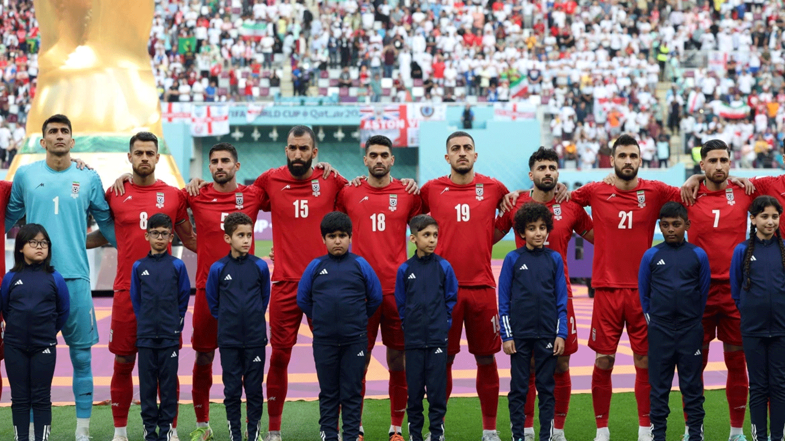  اللاعبون الإيرانيون يستمعون الى نشيد بلادهم بصمت قبل مباراتهم مع إنكلترا