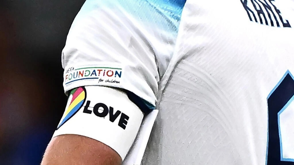 منع الفيفا الفرق من ارتداء شارة 'OneLove' لدعم المثليين في كأس العالم