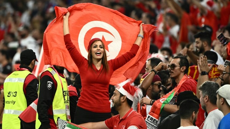 جماهير تونسية تحتفل بفوز منتخب بلادها على فرتسا بطلة العالم على استاد المدينة التعليمية في الدوحة في مونديال قطر لكرة القدم في 30 تشرين الثاني/نوفمبر 2022