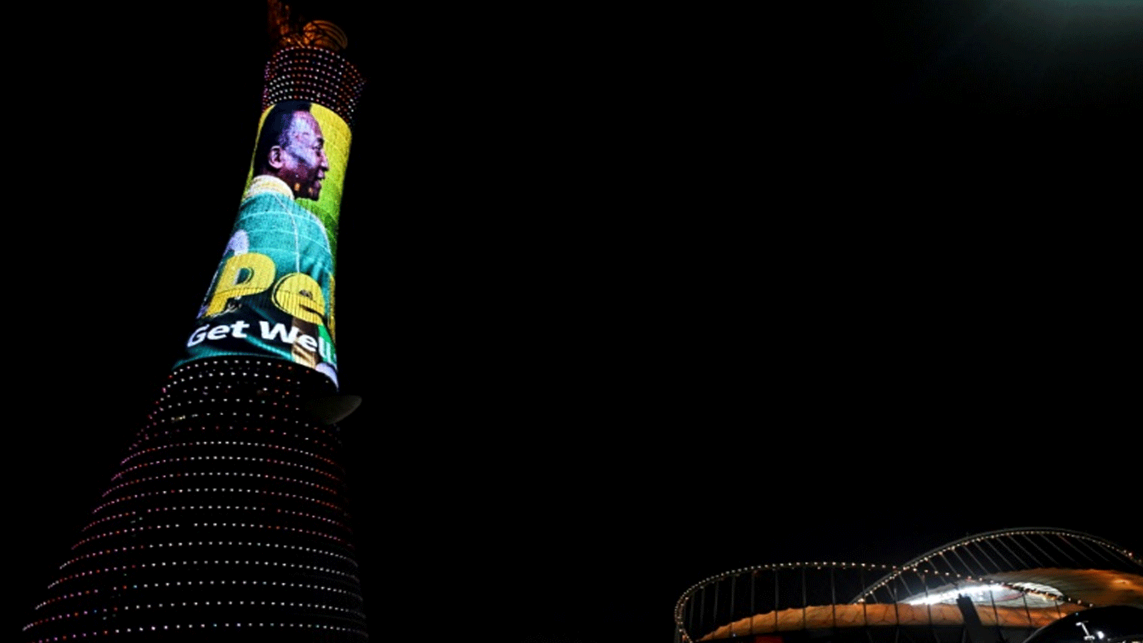 إضاءة برج أسباير في الدوحة بصورة الاسطورة البرازيلية بيليه المتواجد في المستشفى في 3 كانون الاول/ديسمبر 2022