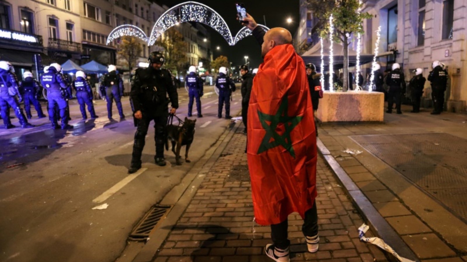 أحد مشجعي المغرب في العاصمة البلجيكية بروكسل في 01 ديسمبر 2022