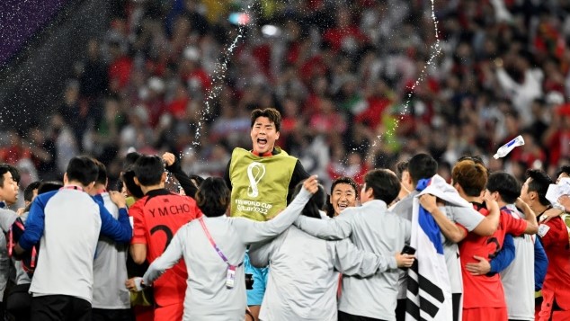 لاعبو كوريا الجنوبية يحتفلون بالفوز على البرتغال 2-1 والعبور إلى ثمن نهائي مونديال قطر، في 2 كانون الأول/ديسمبر 2022