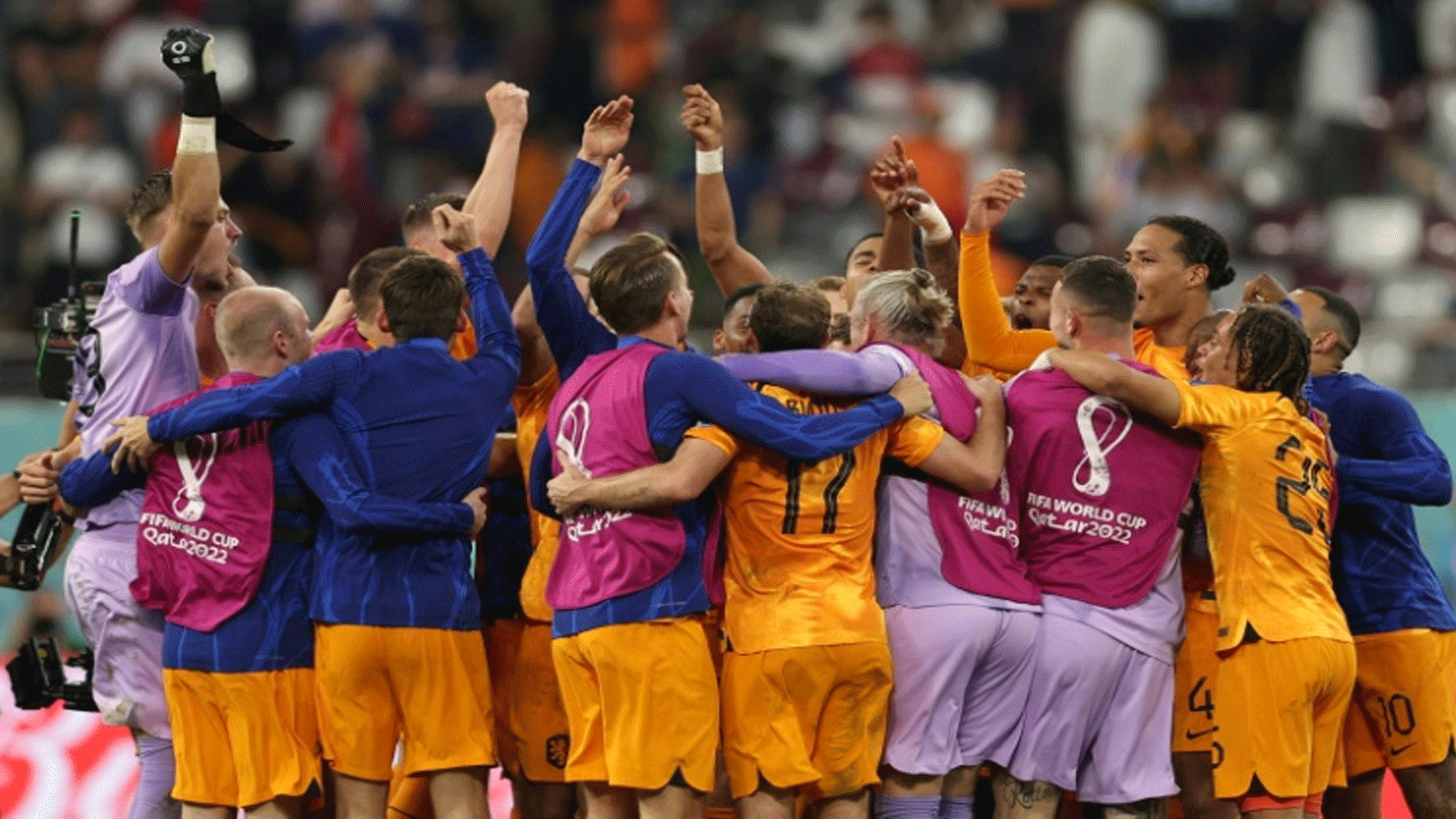 لاعبو هولندا يحتفلون بعبورهم الى ربع النهائي في مونديال قطر 2022