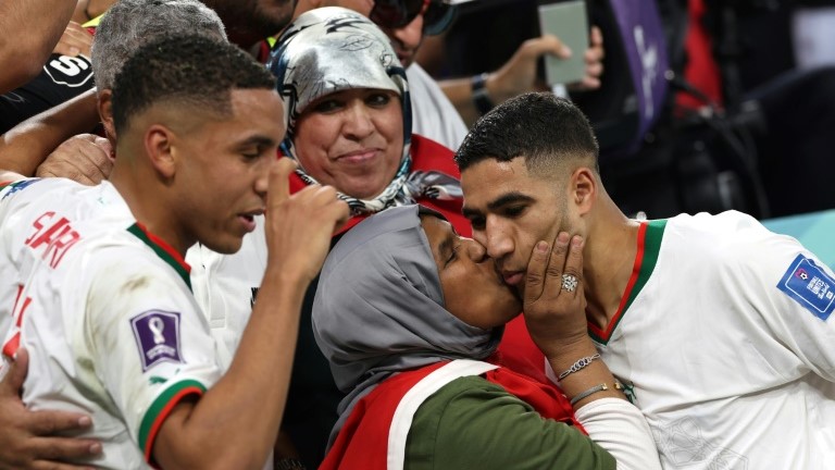 مدافع المنتخب المغربي أشرف حكيمي (يمين) مع والدته (وسط) عقب الفوز على بلجيكا 2-صفر في الجولة الثانية من مونديال قطر في 27 تشرين الثاني/نوفمبر 2022.