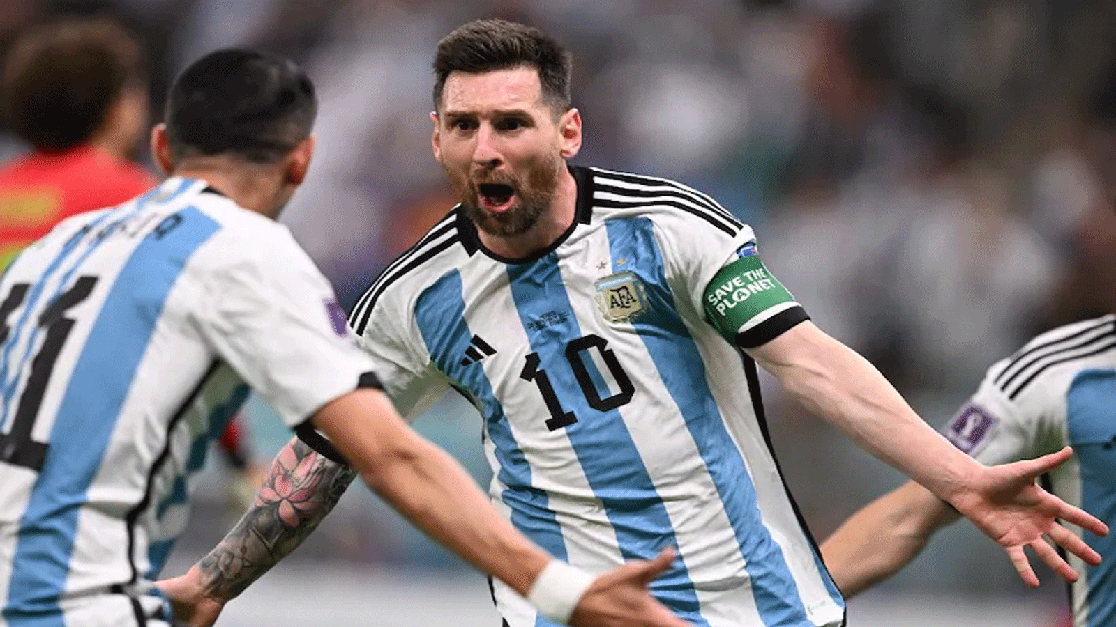 لاعبو الأرجنتين يحتفلون بعبور المنتخب الى ربع النهائي في مونديال قطر2022