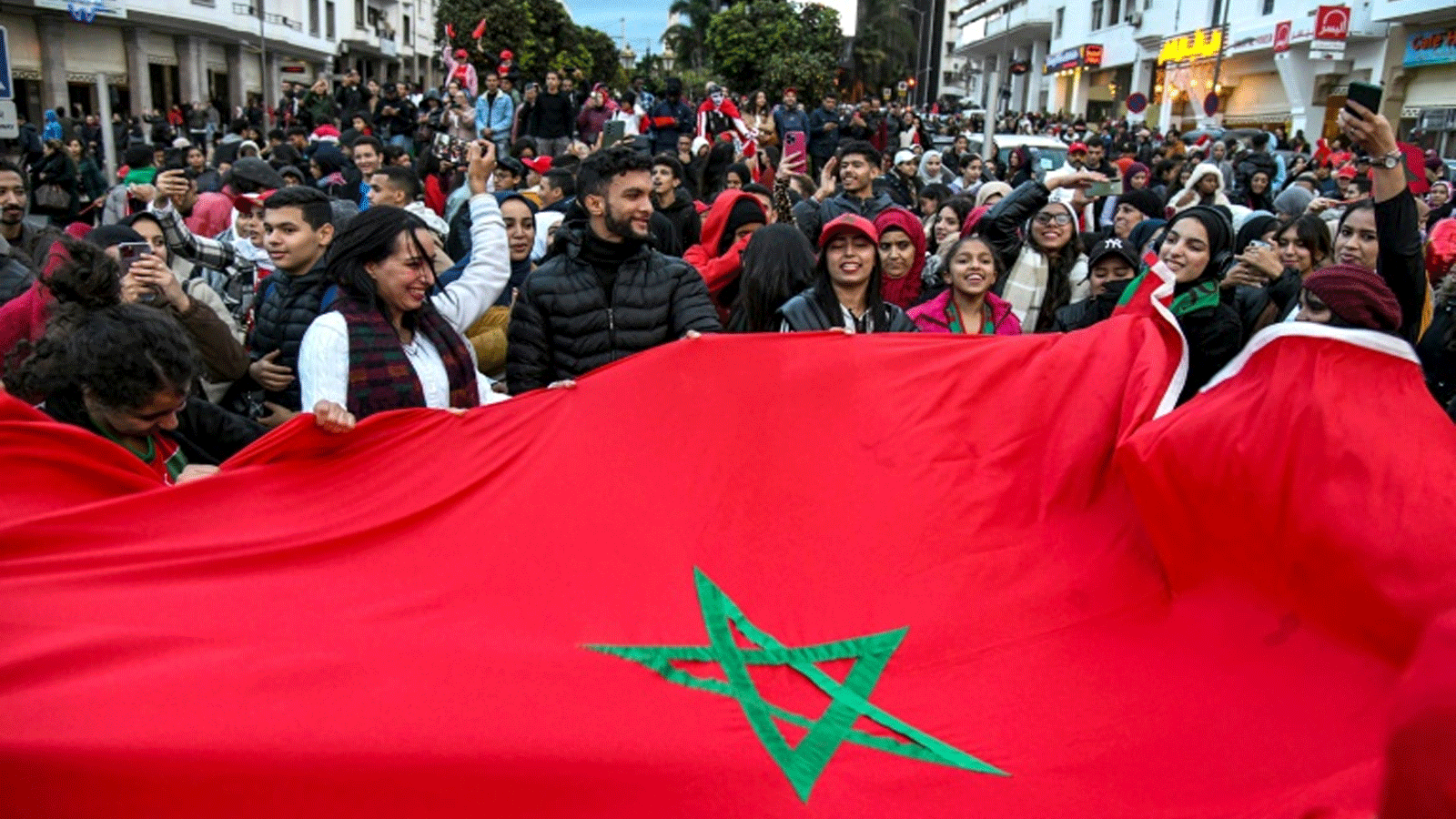 مواطنون مغاربة يحتفلون في الرباط بتأهل منتخب بلادهم الى ثمن النهائي لكأس العالم لكرة القدم في الاول من كانون الاول/ديسمبر 2022