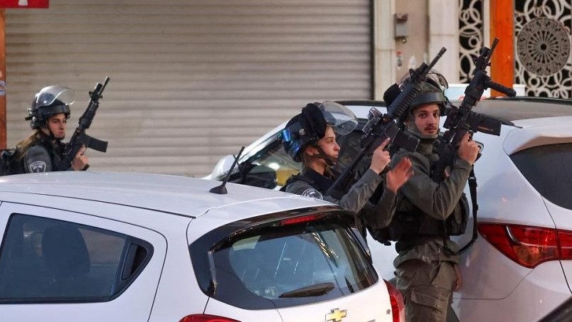 صورة لقوات الأمن الإسرائيلية خلال عملية عسكرية في مدينة حوارة بالضفة الغربية المحتلة، في 2 ديسمبر 2022