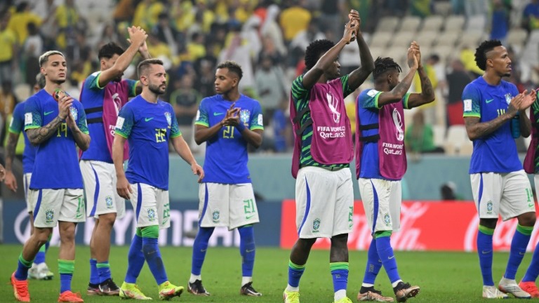 لاعبو البرازيل يحيون الجماهير عقب الخسارة امام الكاميرون (صفر-1) في مونديال قطر في الثاني من كانون الأول/ديسمبر 2022.
