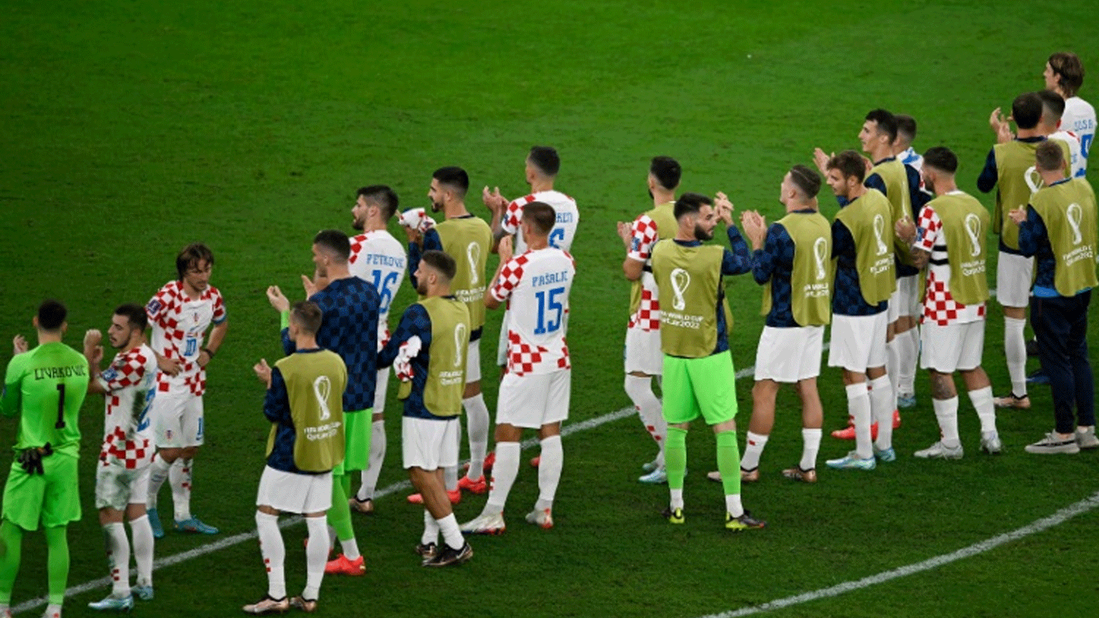 لاعبو كرواتيا يحتفلون بعد التأهل الى ثمن نهائي مونديال قطر بالتعادل مع بلجيكا. الريان، غرب الدوحة، في 1 كانون الأول/ديسمبر 2022