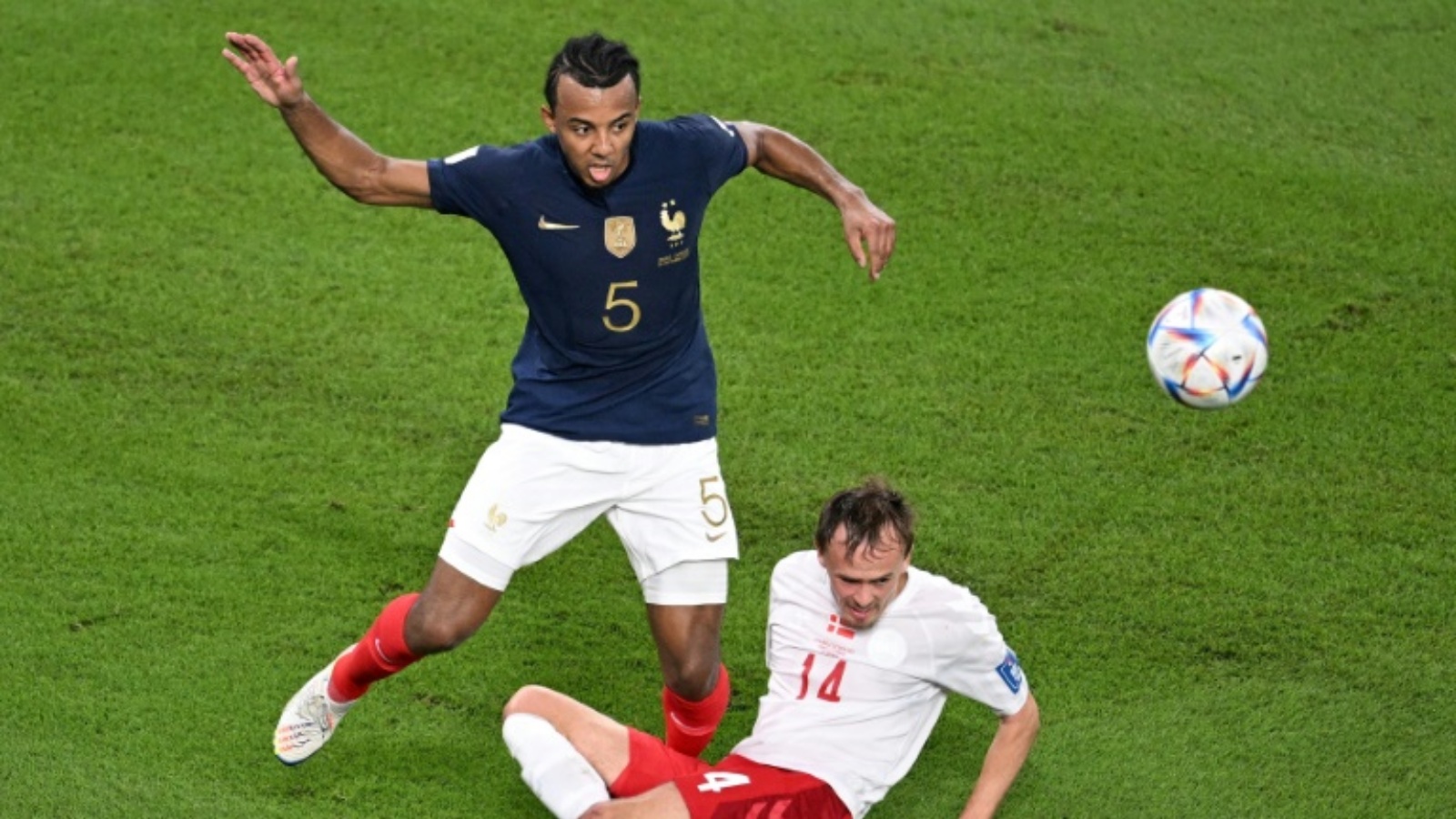 المدافع الفرنسي جول كونديه خلال مباراة الدنمارك في مونديال 2022