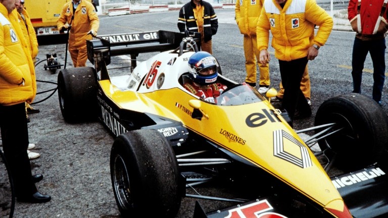 السائق الفرنسي باتريك تامباي على متن سيارة رينو عام 1983 