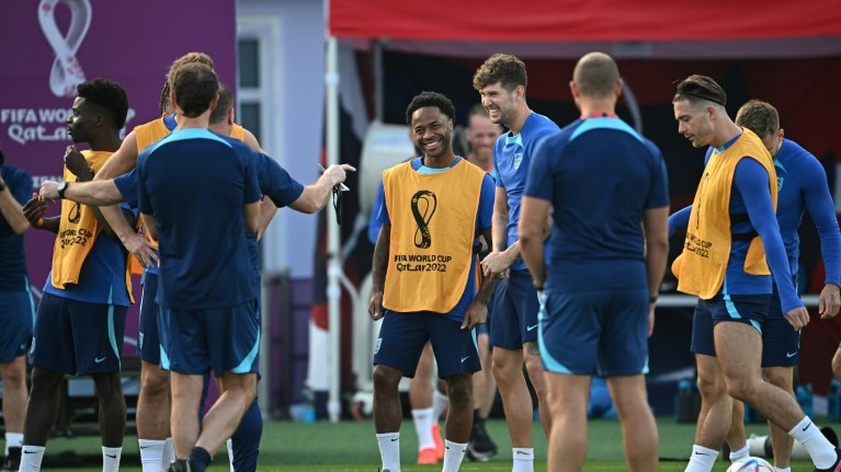 رحيم سترلينغ خلال تدريبات إنكلترا في 9 كانون الاول/ديسمبر 2022 في استاد الوكرة عشية لقاء فرنسا في ربع نهائي مونديال قطر
