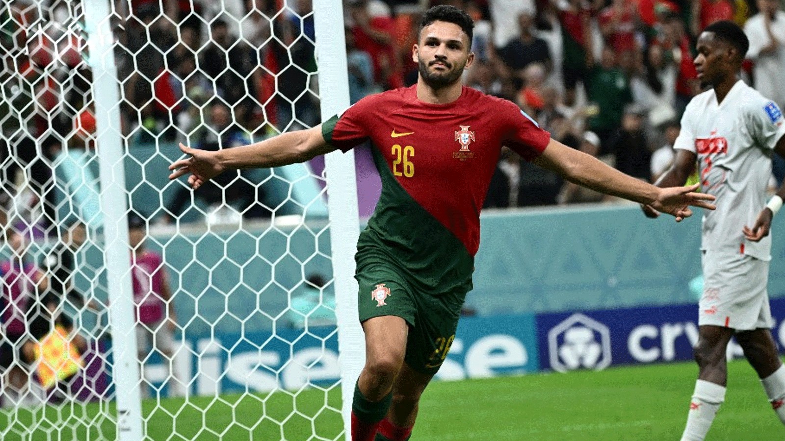 رجل المباراة راموس يحتفل بفوز البرتغال على سويسرا