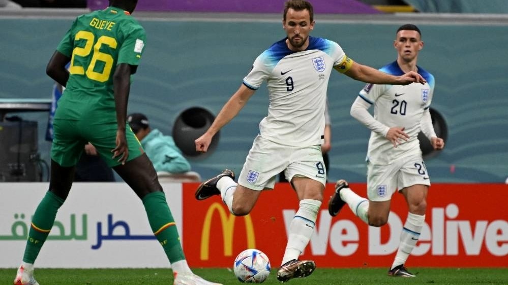 المهاجم الإنكليزي هاري كاين يركل الكرة في المباراة مع السنغال