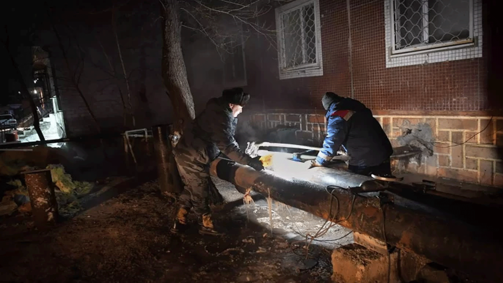 موظفو البلدية يعملون ليلاً ونهاراً في محاولة لإصلاح أنابيب المياه في كازاخستان