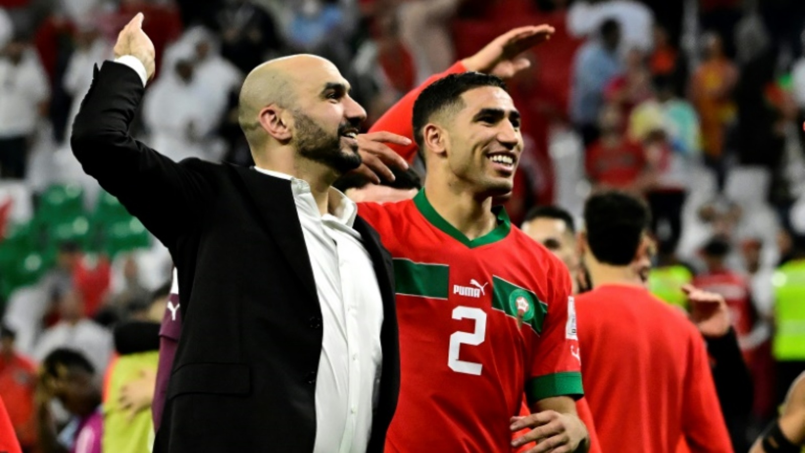 المدرب وليد الركراكي واللاعب أشرف حكيمي يحتفلان بفوز المغرب على إسبانيا في ثمن نهائي مونديال قطر، في 10 ديسمبر 2022