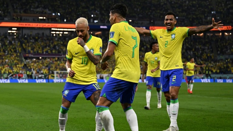 لاعبو البرازيل نيمار وباكيتا يحتفلون بهدف الاخير للبرازيل ضد كوريا الجنوبية في الدور ثمن النهائي لمونديال قطر في 5 كانون الاول/ديسمبر 2022