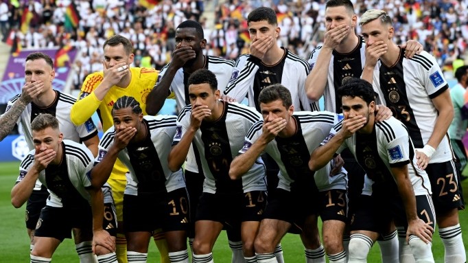 لاعبو المنتخب الألماني يكمّون أفواههم خلال الصورة الرسمية قبيل مباراتهم مع اليابان في افتتاح منافسات المجموعة الخامسة بمونديال قطر، في 23 تشرين الثاني/نوفمبر 2022