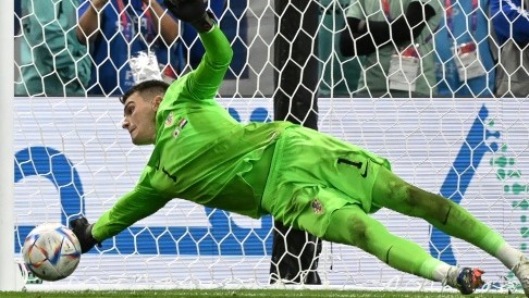صد حارس كرواتيا دومينيك ليفاكوفيتش ثلاث ركلات ترجيحية لليابان في ثمن نهائي مونديال 2022