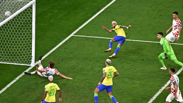 النجم البرازيلي نيمار محرزاً هدفه التاريخي في مرمى كرواتيا في ربع نهائي مونديال قطر. 9 كانون الأول/ديسمبر 2022