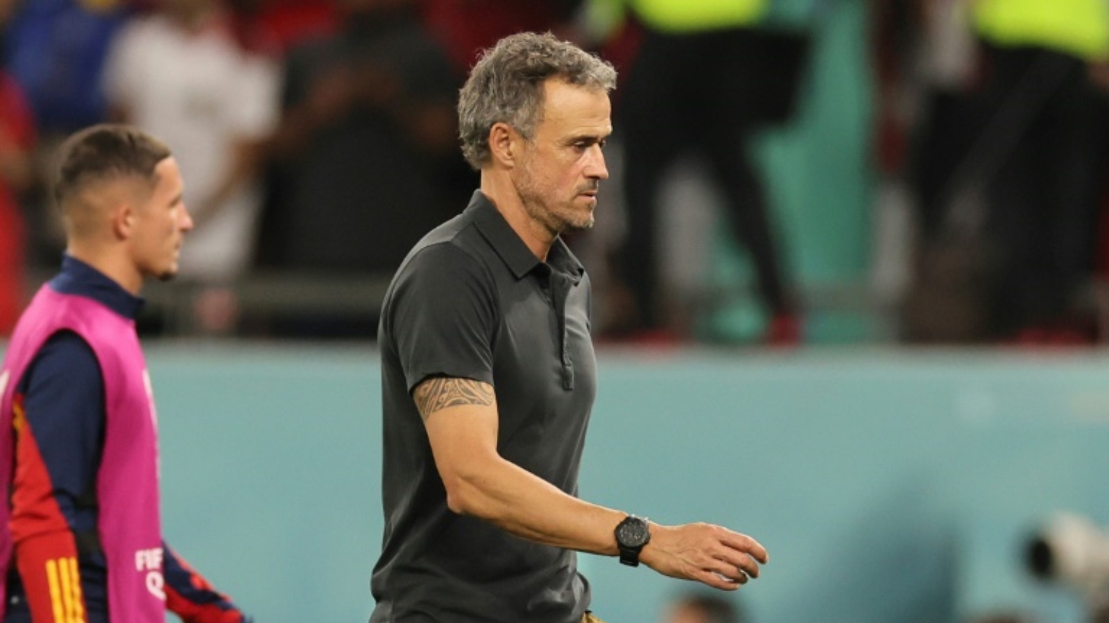 المدرب الاسباني لويس انريكي (يمين) بعد الخسارة أمام المغرب بركلات الترجيح في مونديال قطر. الدوحة في 6 كانون الأول/ديسمبر 2022