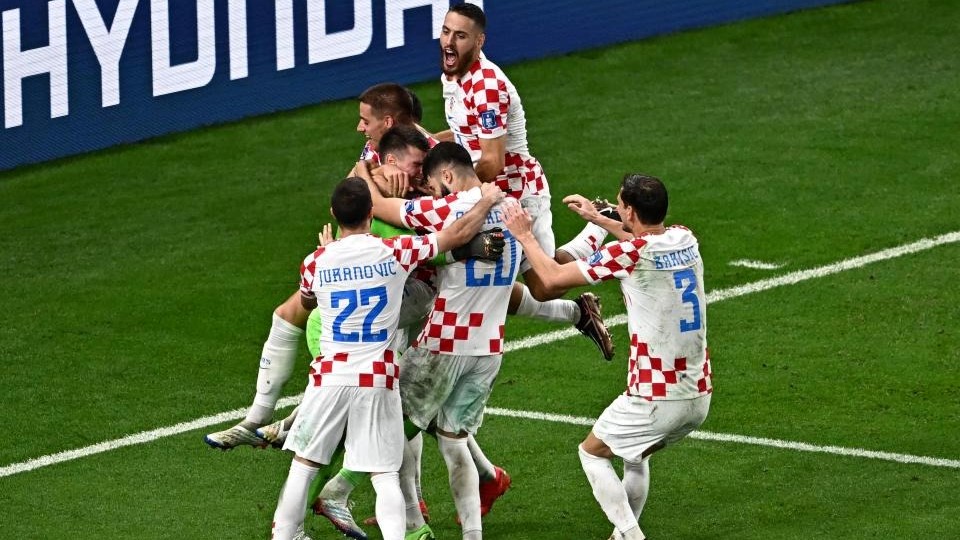 لاعبو كرواتيا يحتفلون بفوزهم بعد ركلات الترجيح ضد اليابان