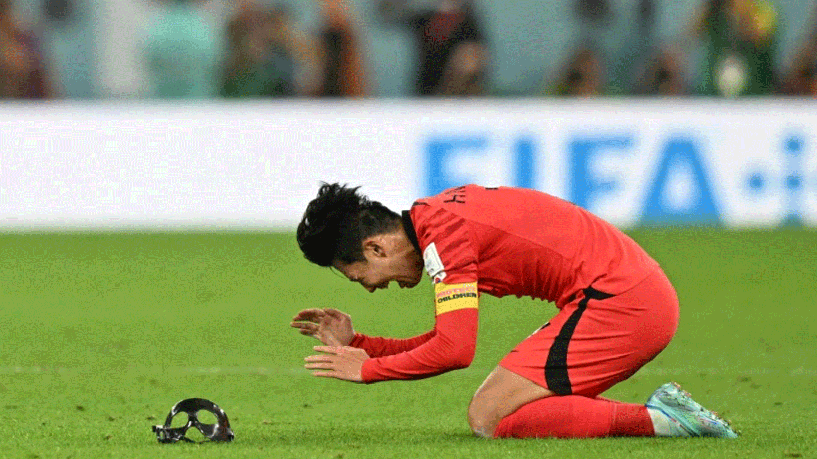 سون هيونغ-مين ينهمر بالبكاء بعد فوز منتخب بلاده كوريا الجنوبية على البرتغال في دور المجموعات من مونديال قطر في 2 كانون الاول/ديسمبر 2022