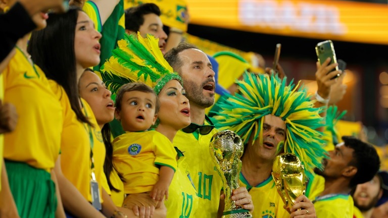 مشجعون برازيليون في استاد 974 خلال ثمن نهائي مونديال 2022 ضد كوريا الجنوبية