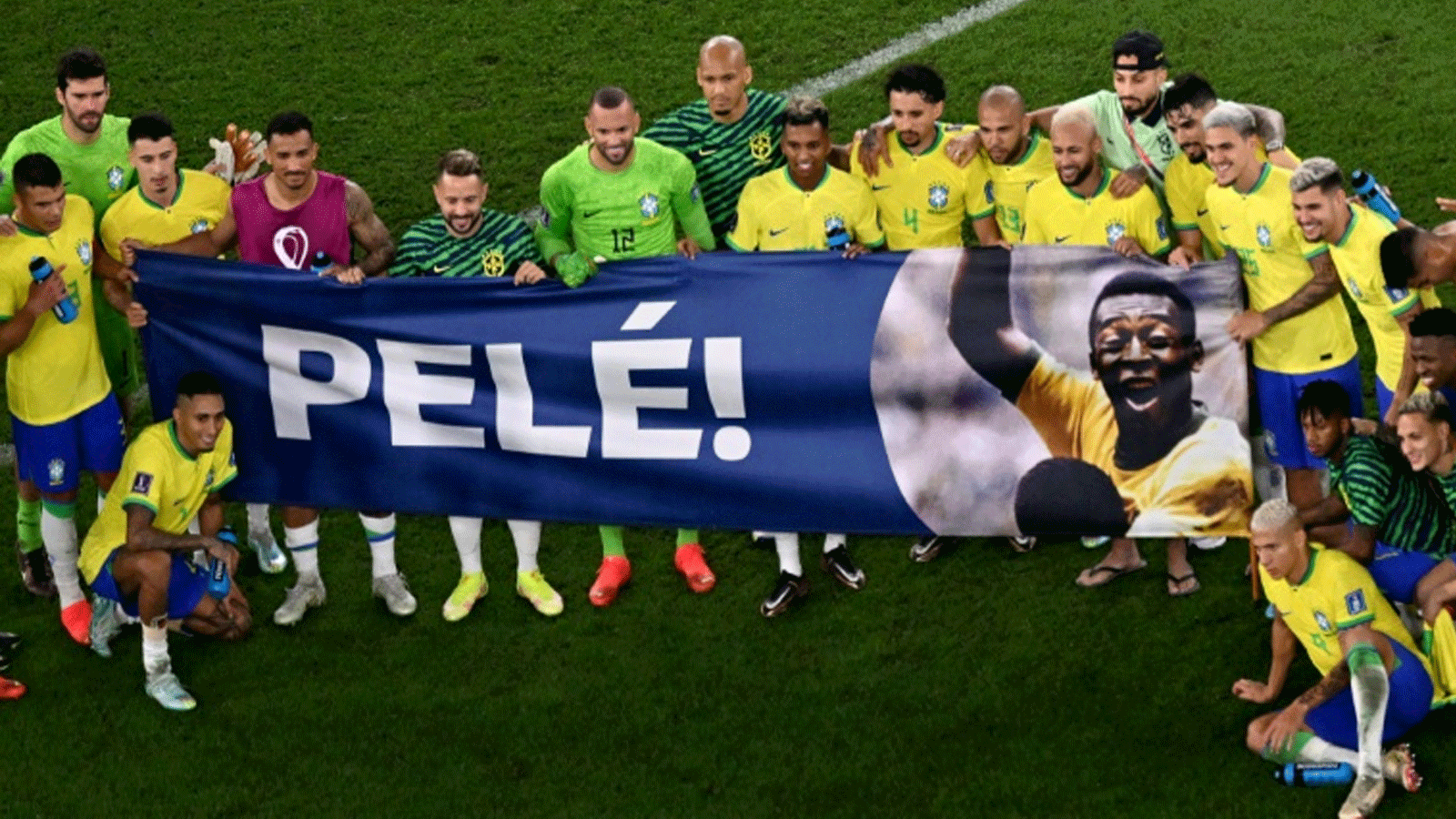 لاعبو البرازيل يحملون لافتة دعمًا لبيليه بعد فوزهم على كوريا الجنوبية 4-1 في الدور ثمن النهائي لمونديال قطر في استاد 974 في الدوحة في 5 كانون الاول/ديسمبر 2022