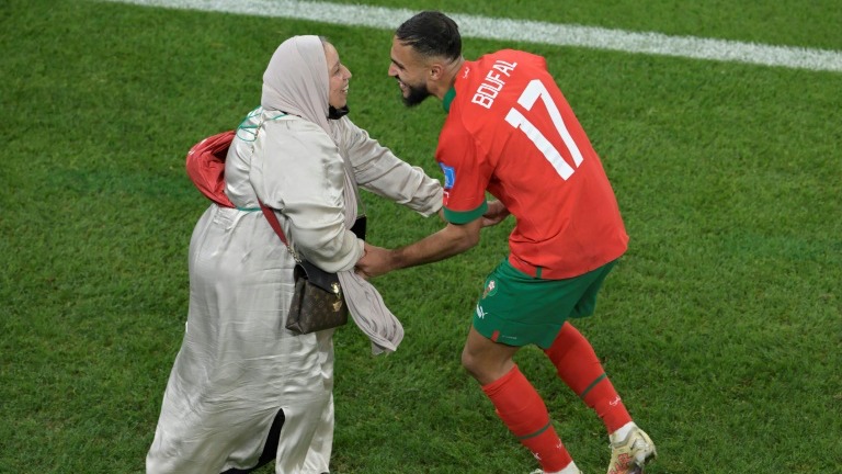 اللاعب المغربي سفيان بوفال يحتفل مع والدته على أرض الملعب بالتأهل الى الدور نصف النهائي من مونديال قطر على حساب البرتغال في 10 كانون الاول/ديسمبر 2022