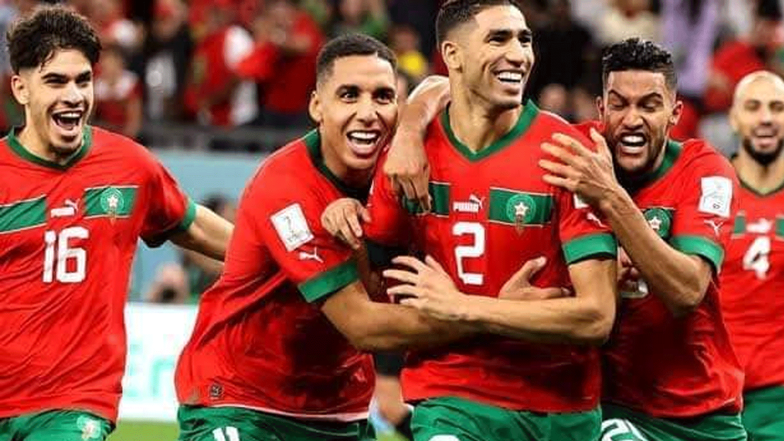 لاعبو المغرب يحتفلون بفوزهم على البرتغال وعبورهم الى المربع الذهبي في كأس العالم(تويتر)