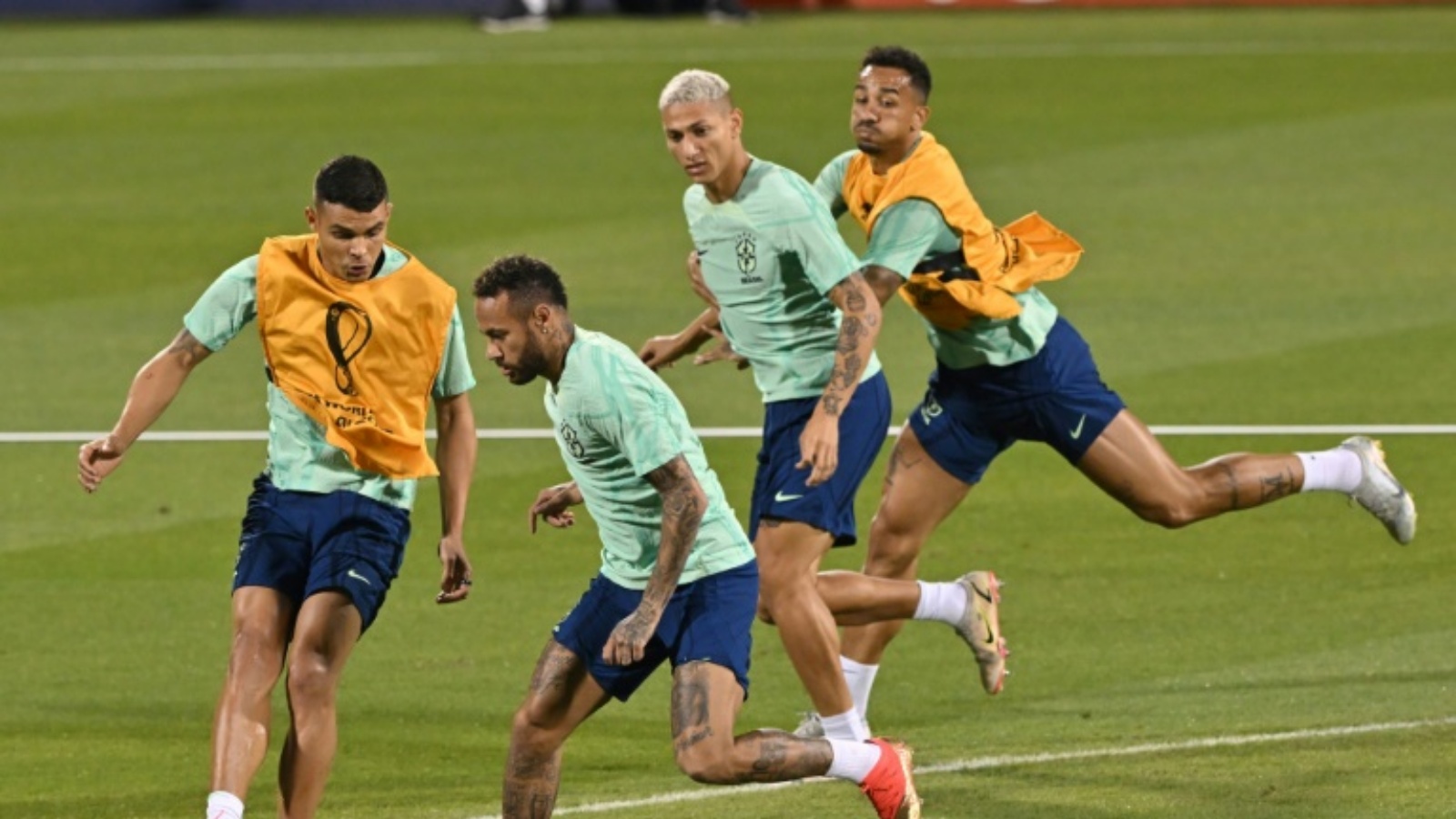 البرازيلي نيمار مع الكرة في تمارين بلاده عشية مواجهة كوريا الجنوبية في ثمن نهائي مونديال 2022