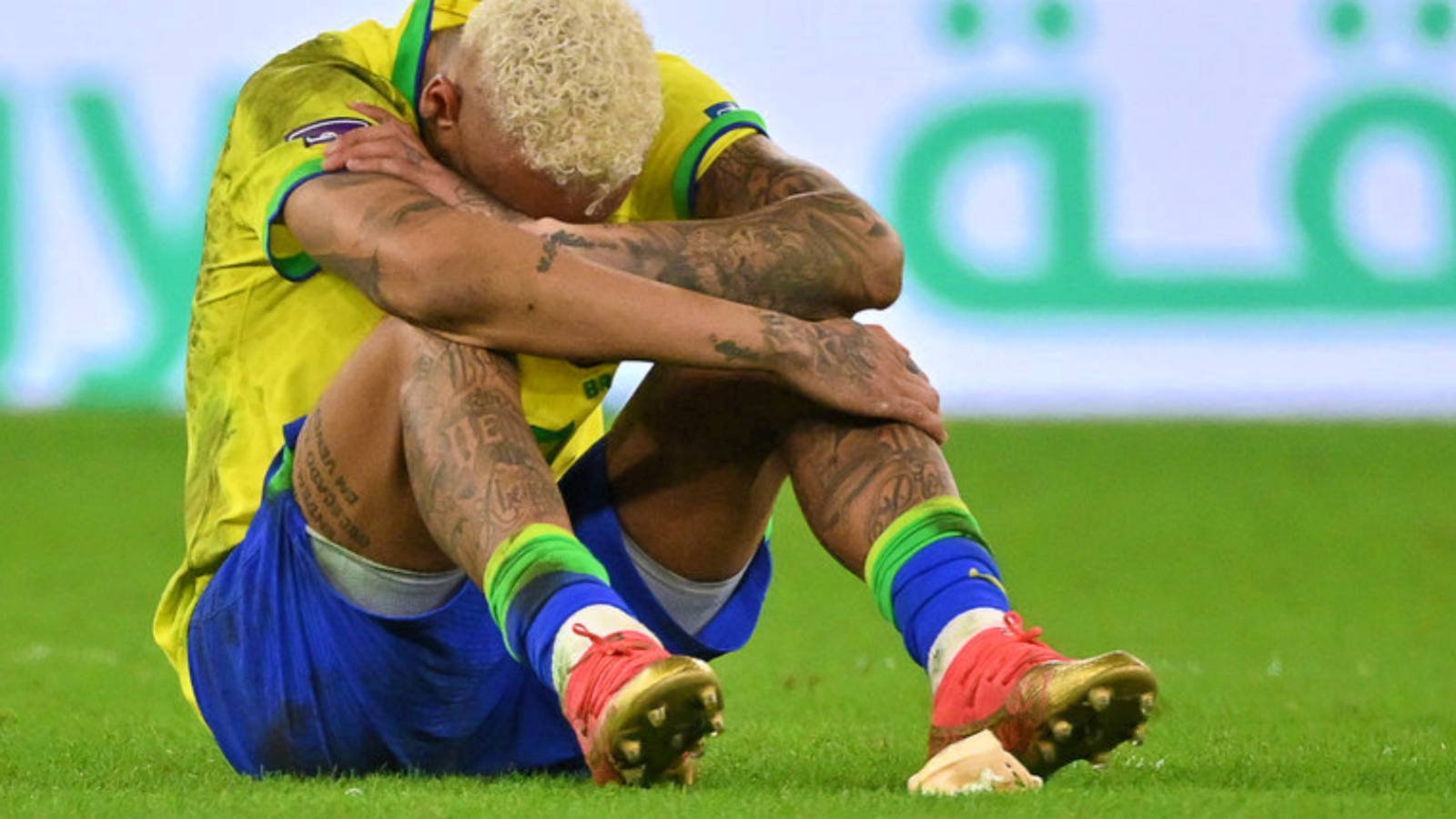 اللاعب البرازيلي نيمار متأثراً بخسارة منتخبه أمام كرواتيا وانتهاء المشوار عند ربع النهائي