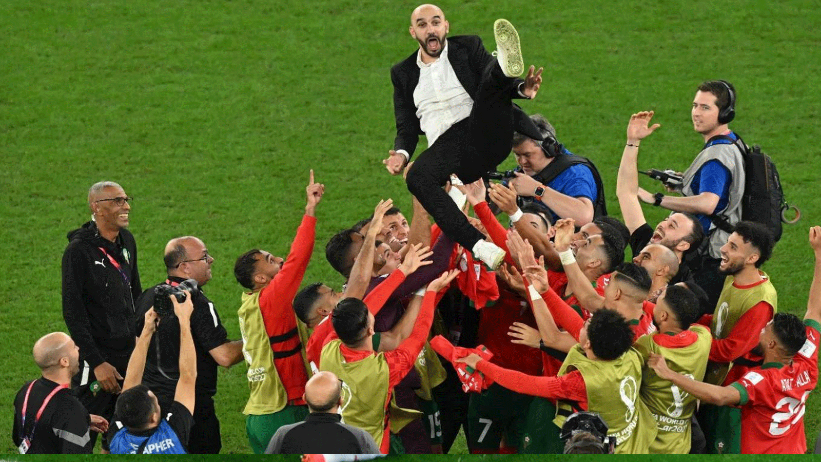 لاعبو المنتخب المغربلاعبو المنتخب المغربي يرمون المدرب وليد الركراكي في الهواء أثناء احتفالهم بالفوز على إسبانيا في مونديال قطر 2022ي لحظة الصافرة النهائية للمباراة ضد اسبانيا في ثمن نهائي كأس العالم في قطر في السادس من كانون الاول/ديسمبر 2022.