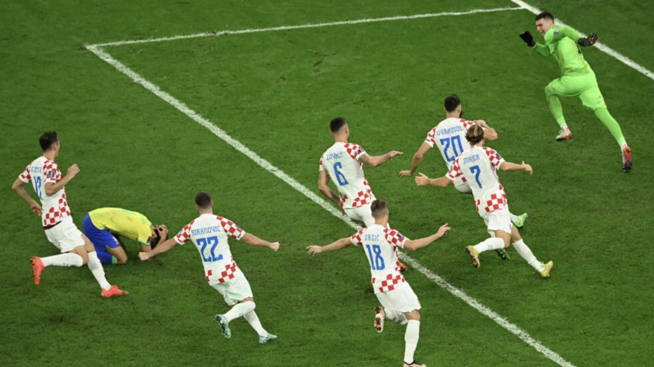 لاعبو كرواتيا يحتفلون بالتأهل إلى نصف نهائي مونديال 2022 في كرة القدم بعد الفوز على البرازيل