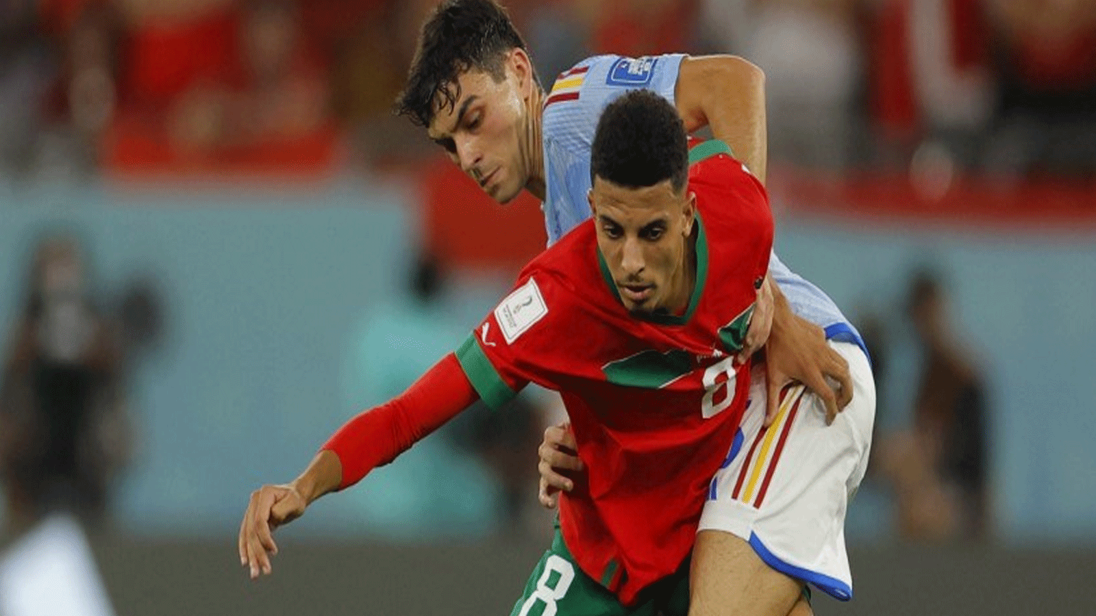 لاعبا المغرب واسبانيا يتنافسان على الكرة