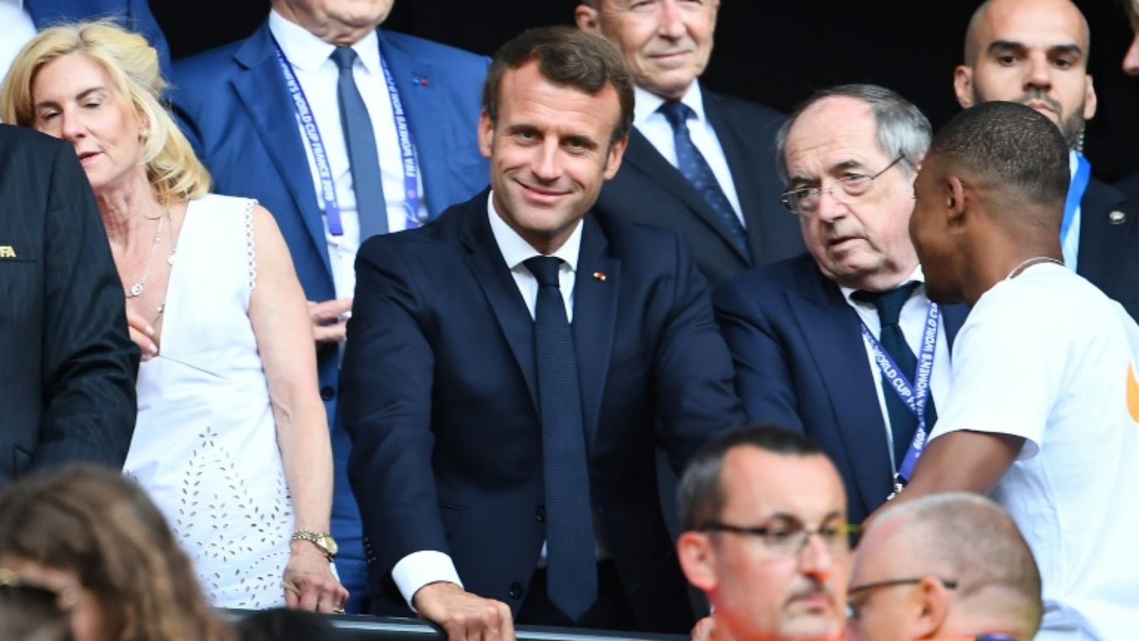 إيمانويل ماكرون ورئيس الاتحاد الفرنسي لكرة القدم نويل لوغريت في مدرجات ملعب غروباما خلال نهائي كأس العالم لكرة القدم للسيدات بين الولايات المتحدة وهولندا في 7 يوليو 2019 في ديسين قرب مدينة ليون