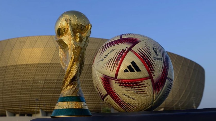 كرة الحلم في صورة رسمية وزعتها فيفا، وهي الكرة التي ستسخدم في نصف النهائي ونهائي كأس العالم 2022 في قطر