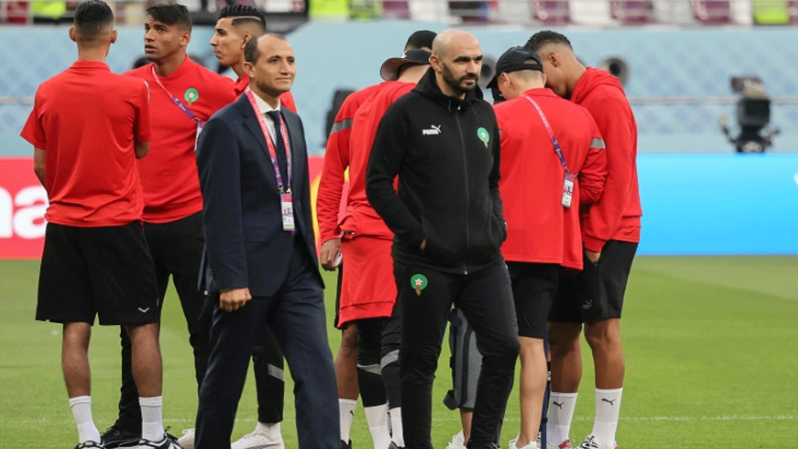 لاعبو المغرب والمدرب وليد الركراكي قبيل انطلاق مواجهة كرواتيا لتحديد المركز الثالث في مونديال قطر 2022