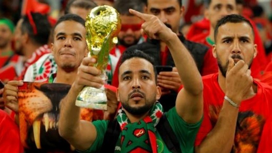 مشجعو منتخب المغرب يحتشدون قبيل مباراة ربع نهائي مونديال قطر بين المغرب والبرتغال في استاد الثمامة بالدوحة في 10 كانون الأول/ديسمبر 2022