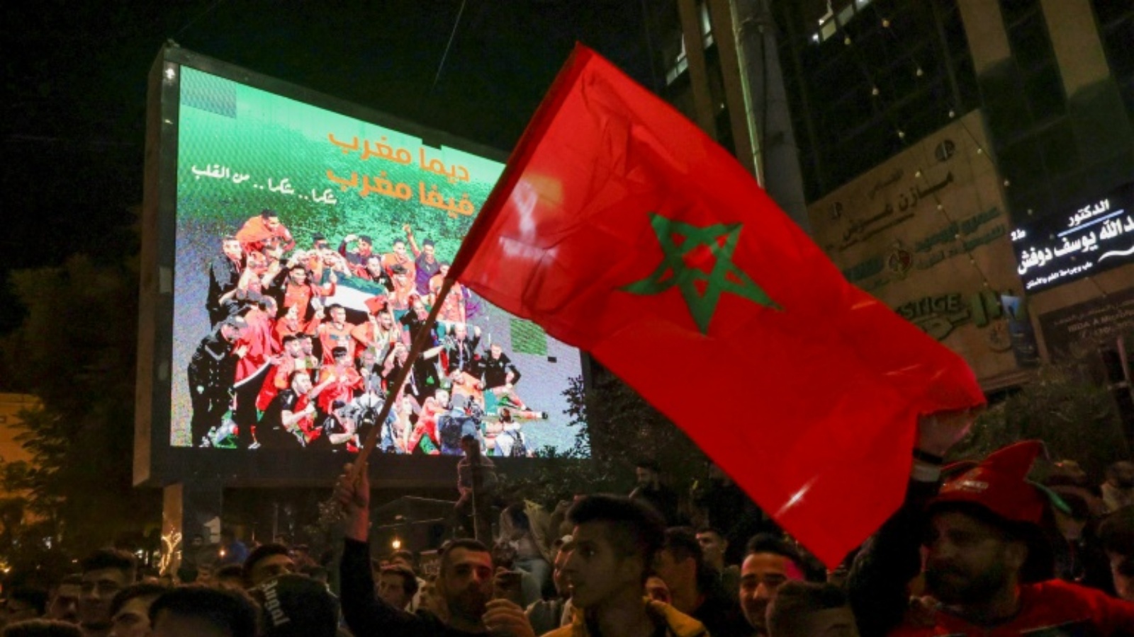 فلسطينيون يحتفلون بفوز المغرب على البرتغال في الخليل في الضفة الغربية المحتلة في العاشر من ديسمبر 2022