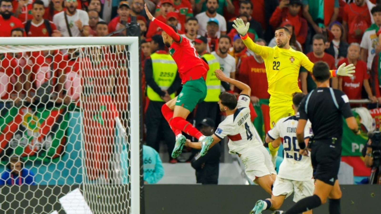 النصيري (يسار) يسجل هدف الفوز للمغرب في مرمى البرتغال في ربع نهائي مونديال 2022